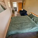 4 Bed House With Pool Table Free Parking En Suite