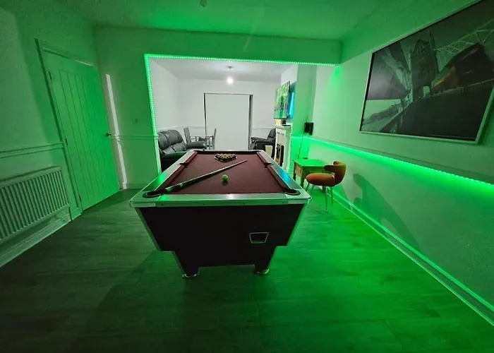 4 Bed House With Pool Table Free Parking En Suite