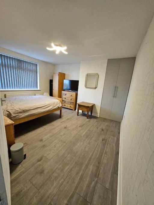 4 Bed House With Pool Table Free Parking En Holiday home *