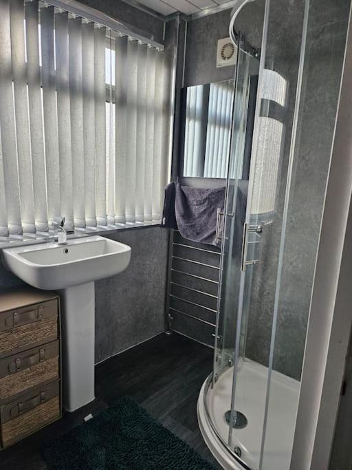 4 Bed House With Pool Table Free Parking En *